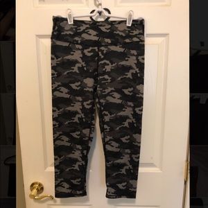 Fabletics Camo cropped leggings